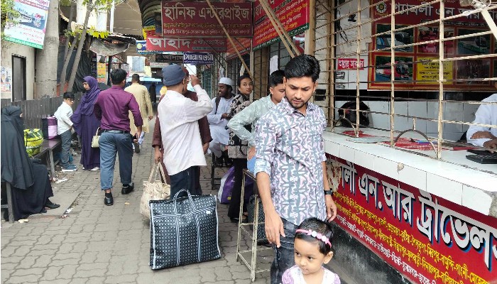 ঈদের দিনেও বাড়ি ফিরছেন অনেকে